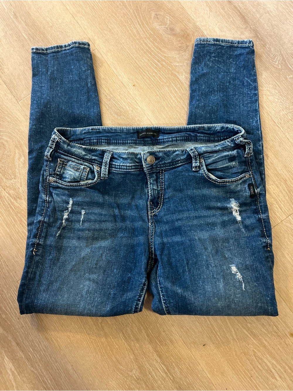Silver Jeans Co. Girlfriend Mid Rise Slim Leg Jeans. Women's Distressed Skinny